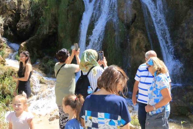 Üniversiteye yeni başlayan öğrencilerin Erzincan'da ilk adresi Girlevik Şelalesi oldu