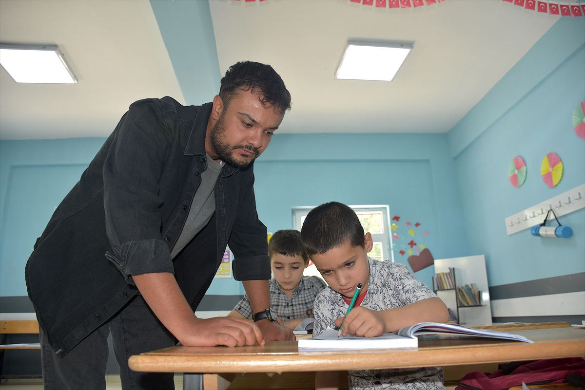 Van Bahçesaray\'da öğretmen Umut Demir iki kardeş öğrenciyi okutuyor