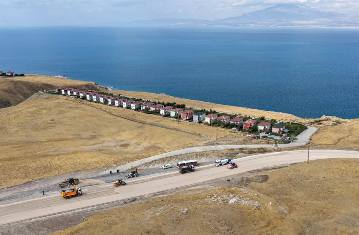 Van Gölü Sahil Yolu Projesi\'nde 30 kilometrelik bölümde yoğun çalışma yürütülüyor