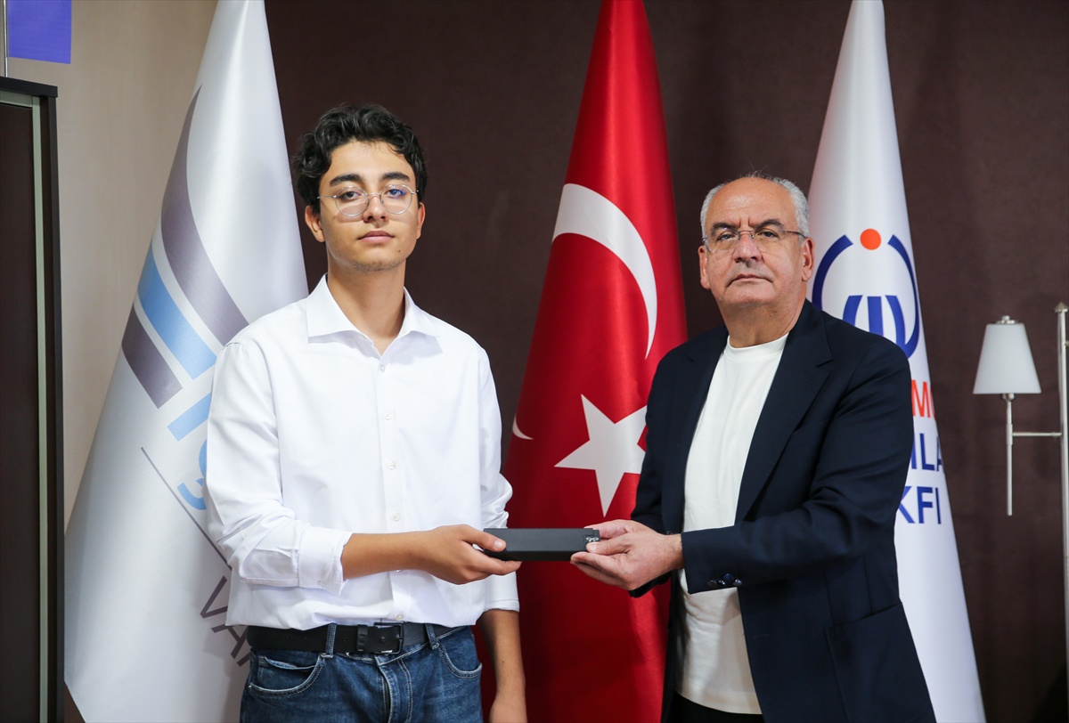 İŞGEM yöneticisi, TUA Astro finalinde ilk 10\'a giren Vanlı öğrencileri ödüllendirdi