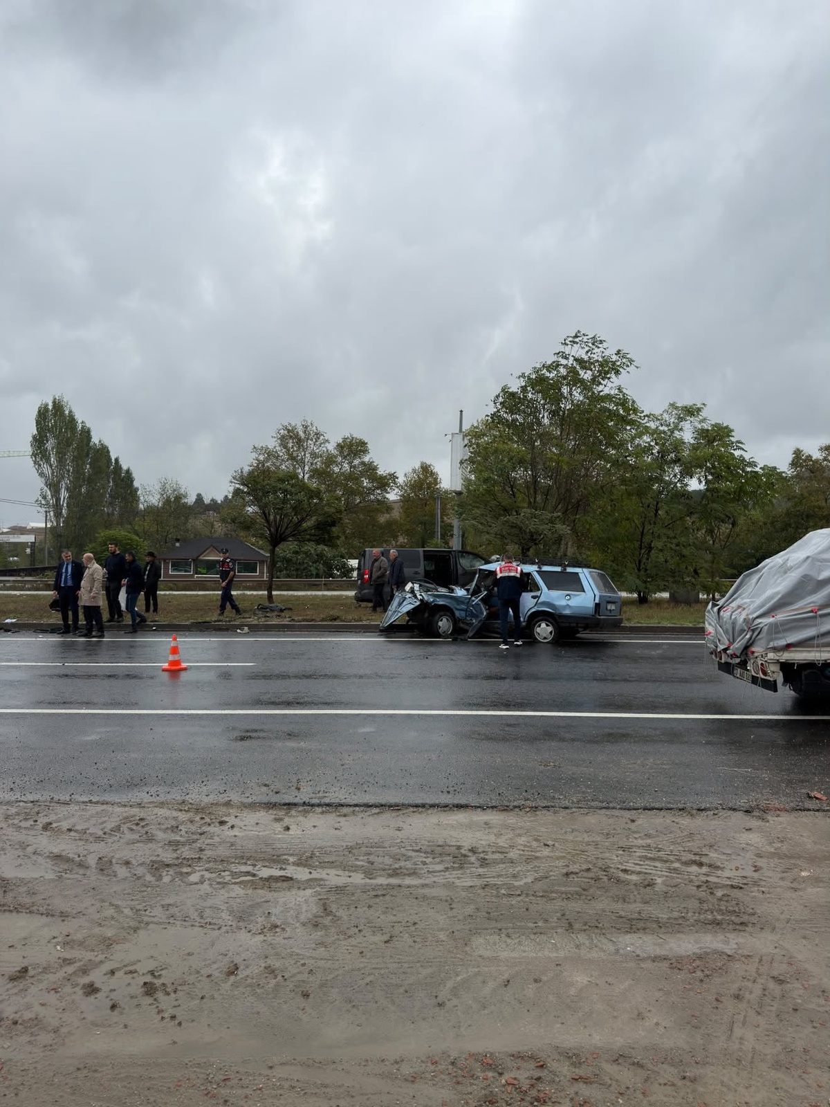 Yalova-Bursa yolunda ikiye bölünen otomobilin sürücüsü öldü, 4 kişi yaralandı