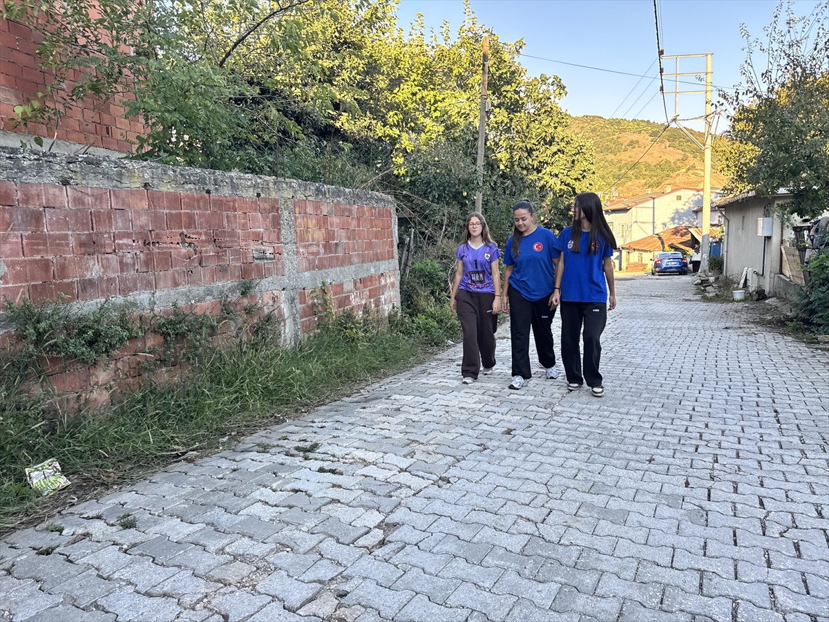 Yalova Sugören\'de 25 kız öğrenci Filenin Sultanları\'ndan ilhamla voleybola başladı