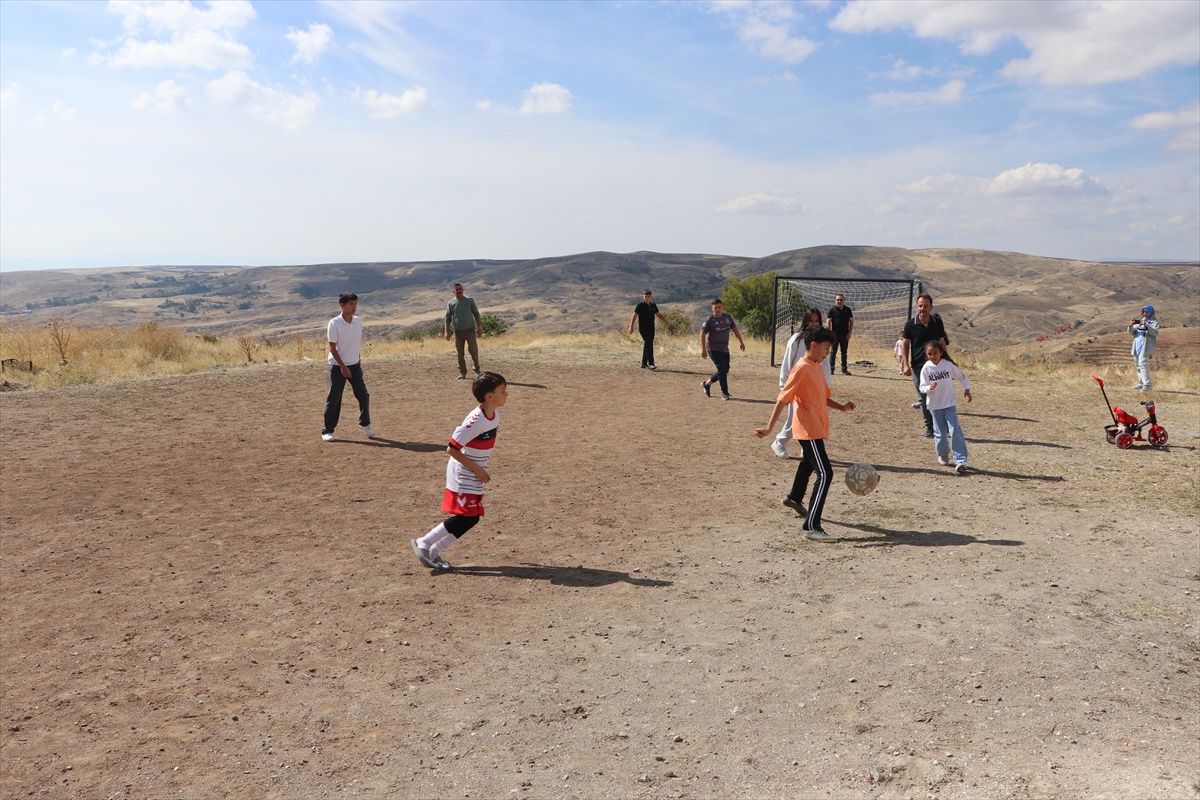 Yozgat\'ta site sakinleri, çocukların futbol sahasındaki uçurum sorununa çözüm istiyor