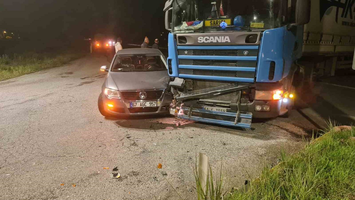 Zonguldak Çaycuma\'da ana yola çıkan tır otomobille çarpıştı, ölü yaralı yok