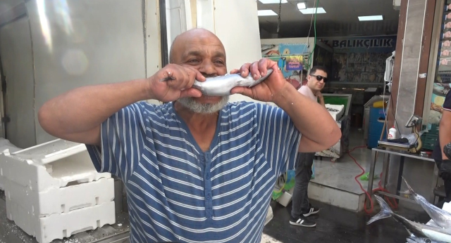 Kilis'te palamut 100 liraya düştü, balıkçı çiğ çiğ yedi