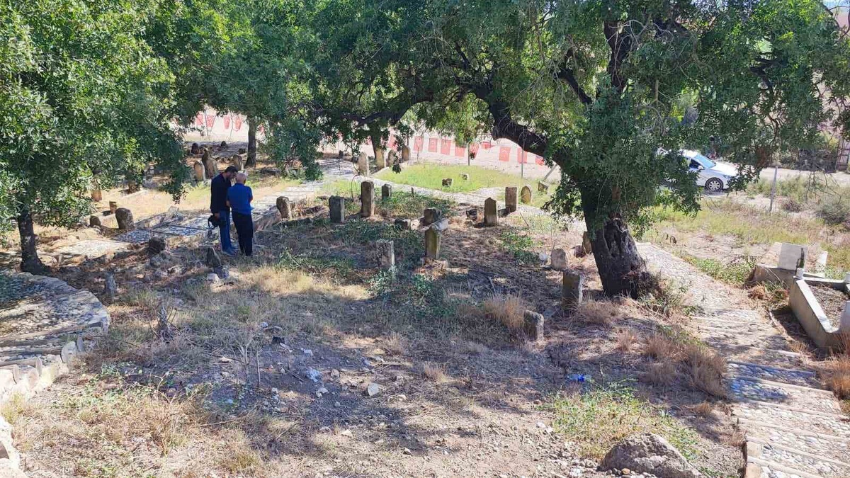 Adana Yüreğir\'deki Üçok Mezarlığı\'nda tarihi mezar taşı çalındı