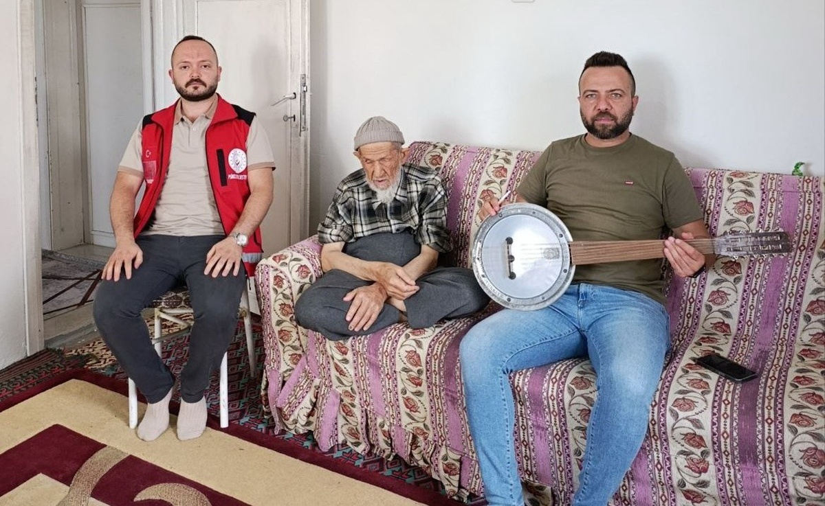 Besni\'de 85 yaşındaki görme engelli Ahmet Kasap\'a cümbüş ve uzun hava sürprizi yapıldı