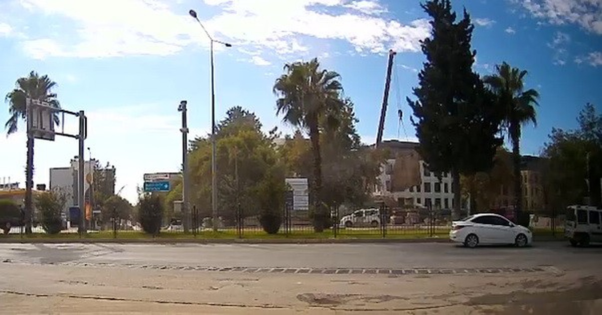 Adıyaman Yenipınar\'da inşaatta vinçten düşen beton blok korkuttu, ölü yaralı yok
