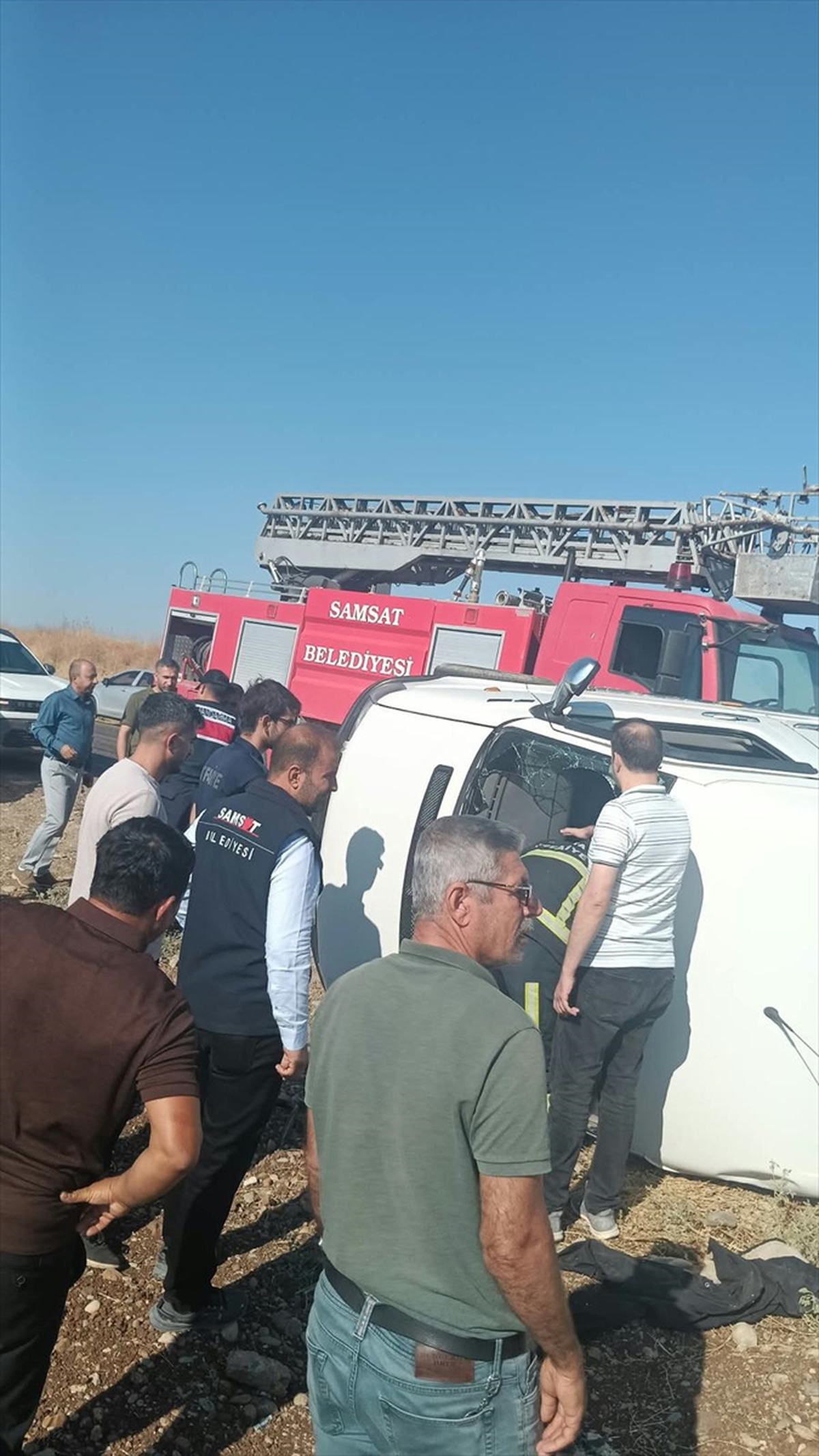 Adıyaman-Samsat yolunda devrilen minibüsteki 12 yaralı hastanelere kaldırıldı