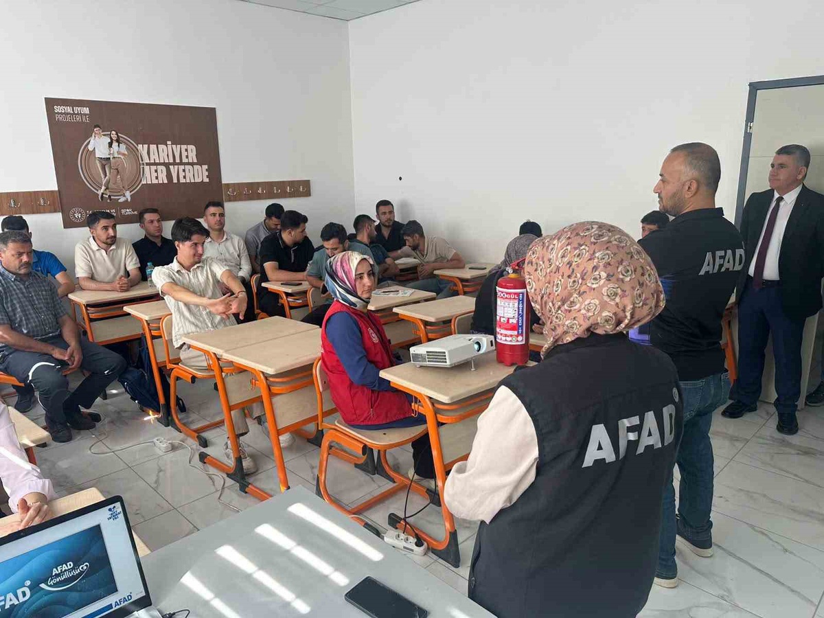 Adıyaman Çelikhan\'da AFAD, spor personeline deprem tatbikatı ve yangın eğitimi verdi