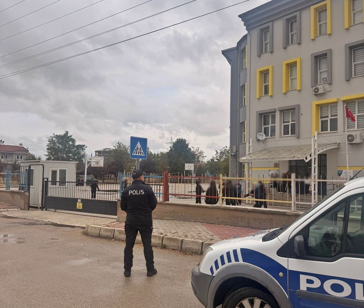 Afyonkarahisar\'da polis, eğitim güvenliği için 380 şahıs ve 90 aracı kontrol etti