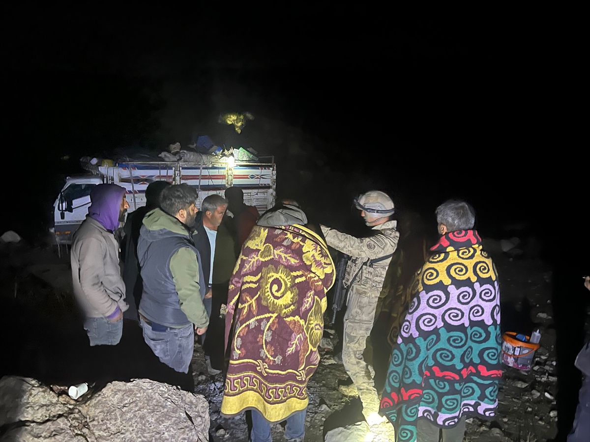 Ağrı\'da yayla dönüşü çamurda mahsur kalan 40 kişi, 52 personelle kurtarıldı