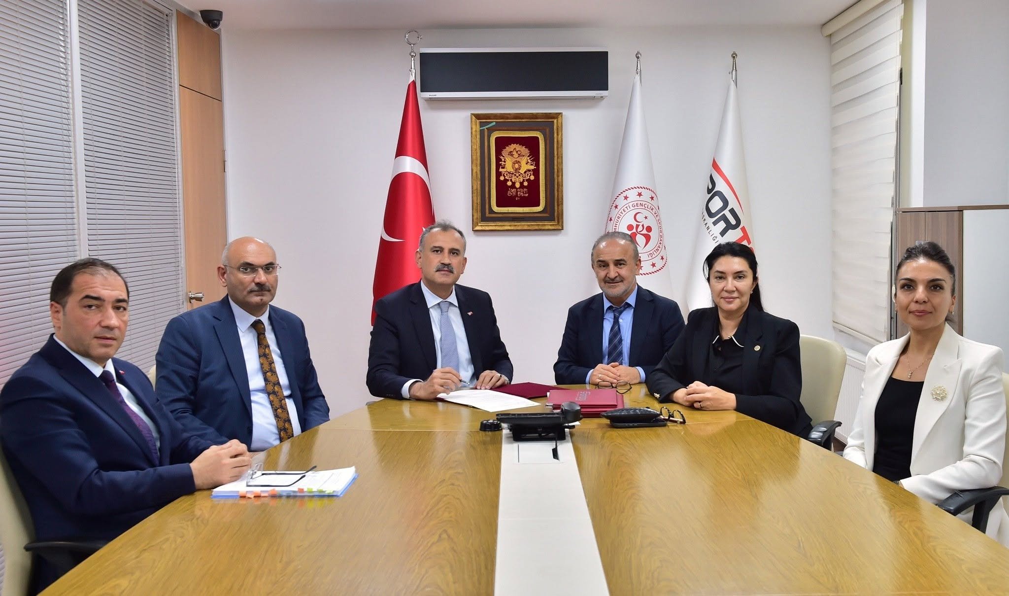 Ağrı'da spor protokolü imzalandı, <a class='keyword-sd' href='/taslicay/' title='Taşlıçay'>Taşlıçay</a>'a 250 seyircilik salon yapılacak