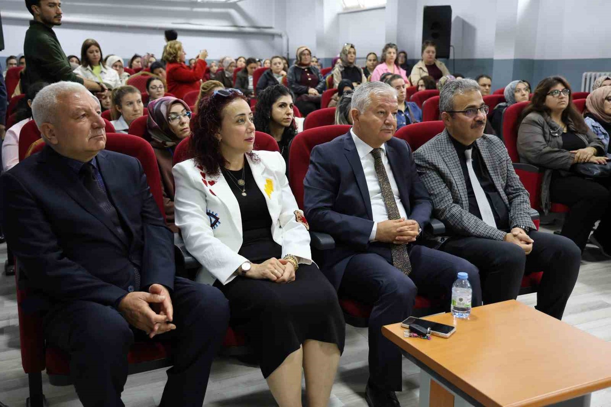 Aksaray\'daki Fatih Sultan Mehmet Ortaokulu\'nda velilere bağımlılık eğitimi verildi