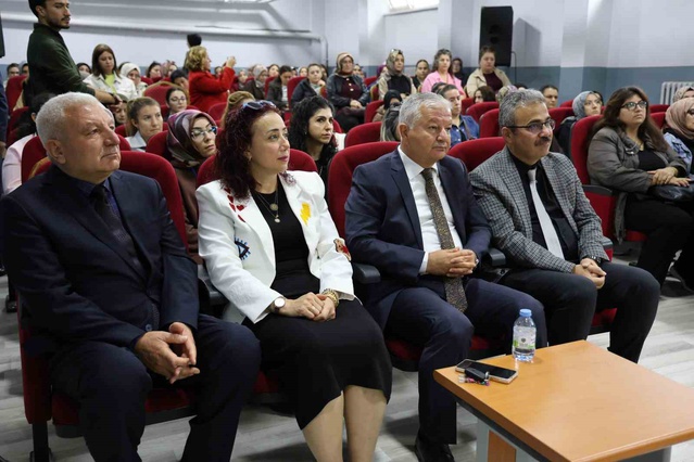 Aksaray'daki Fatih Sultan Mehmet Ortaokulu'nda velilere bağımlılık eğitimi verildi