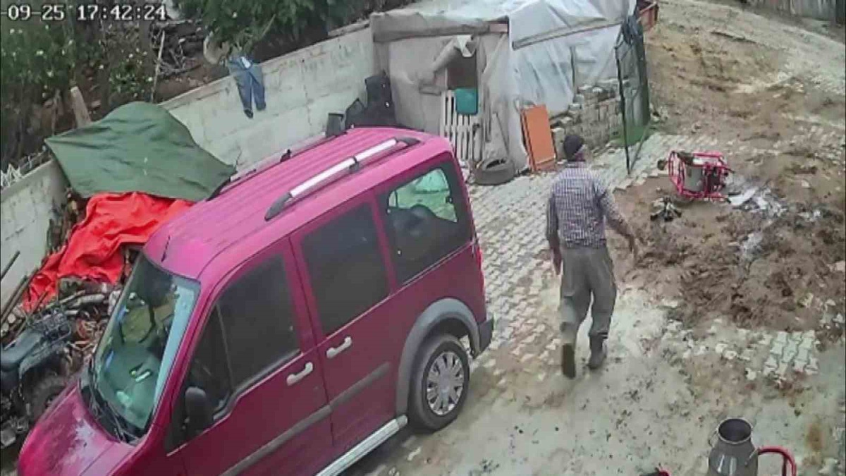 Gümüşhacıköy\'de ineklerin peşine düşen boğa, komşunun süt sağım makinesini sürükleyip götürdü