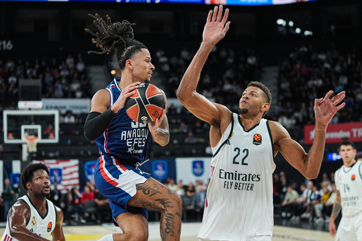Anadolu Efes, EuroLeague\'de Real Madrid\'i 94-84 yenip bu sezon ilk galibiyetini aldı