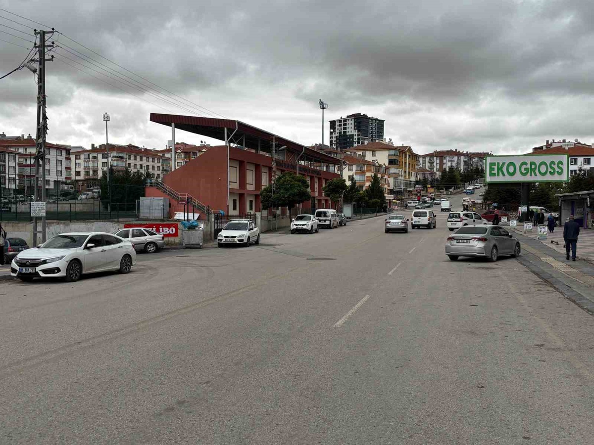 Ankara’da motosiklet 2 otomobille çarpıştı: 1 ölü, 1’i çocuk 2 yaralı