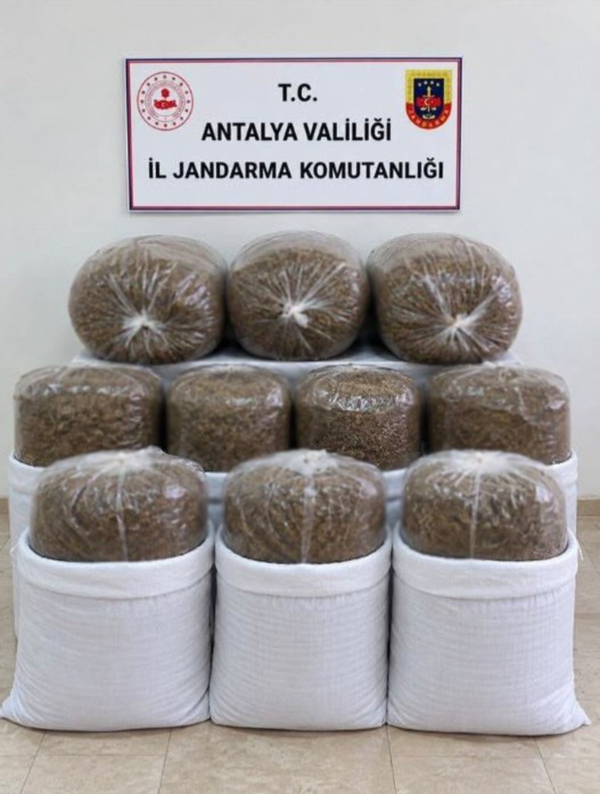 Antalya\'da kaçak tütün operasyonunda 400 kilogram kıyılmış tütün ele geçirildi