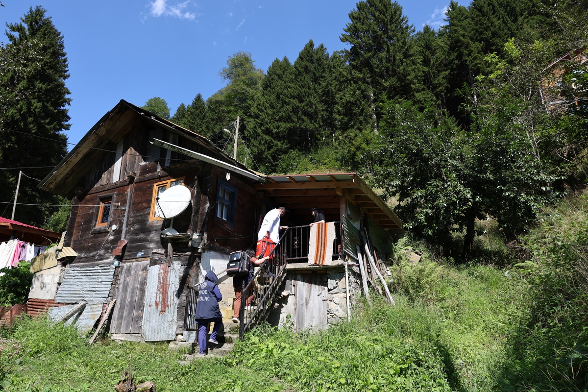 Rize Ayder\'de 109 yaşındaki Sabriye Gündoğdu\'nun tedavisi evinde yapıldı