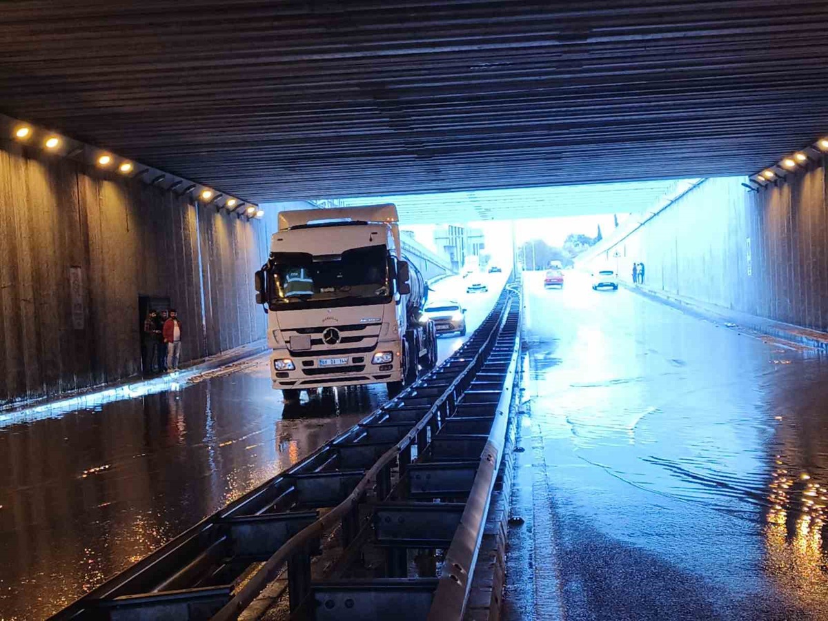 Aydın-Denizli yolunda sağanak kazaya neden oldu, ASTİM Altgeçidi\'nde 1 kişi yaralandı