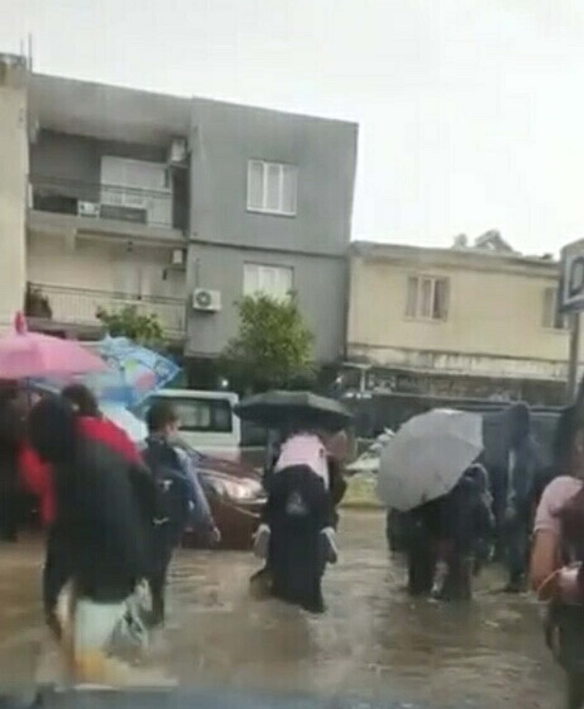 Aydın Efeler\'de sağanakta bazı ev ve iş yerlerini su bastı, ekipler tahliye başlattı