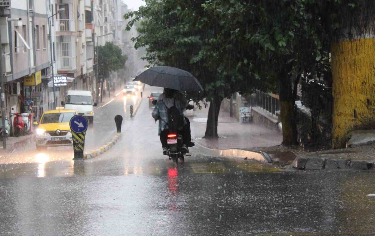 Aydın Efeler\'de sağanak vatandaşları hazırlıksız yakaladı, belediye çalışma başlattı