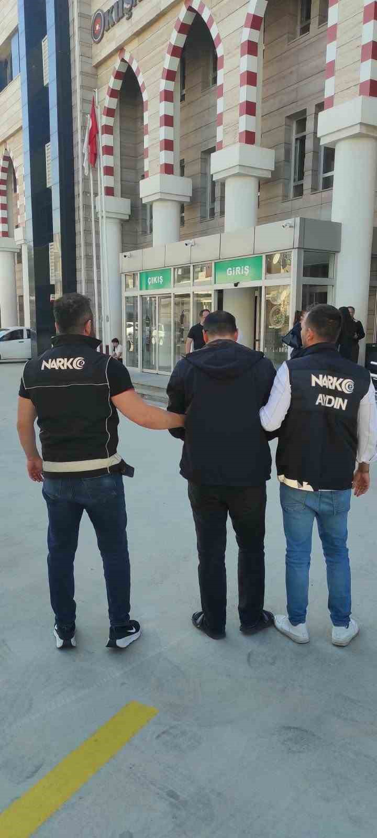 Aydın Kuşadası\'nda narkotik ekipleri 14,90 gram esrar buldu, 1 şüpheli tutuklandı