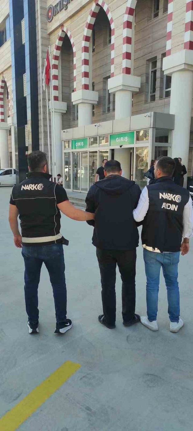 Aydın Kuşadası'nda narkotik ekipleri 14,90 gram esrar buldu, 1 şüpheli tutuklandı