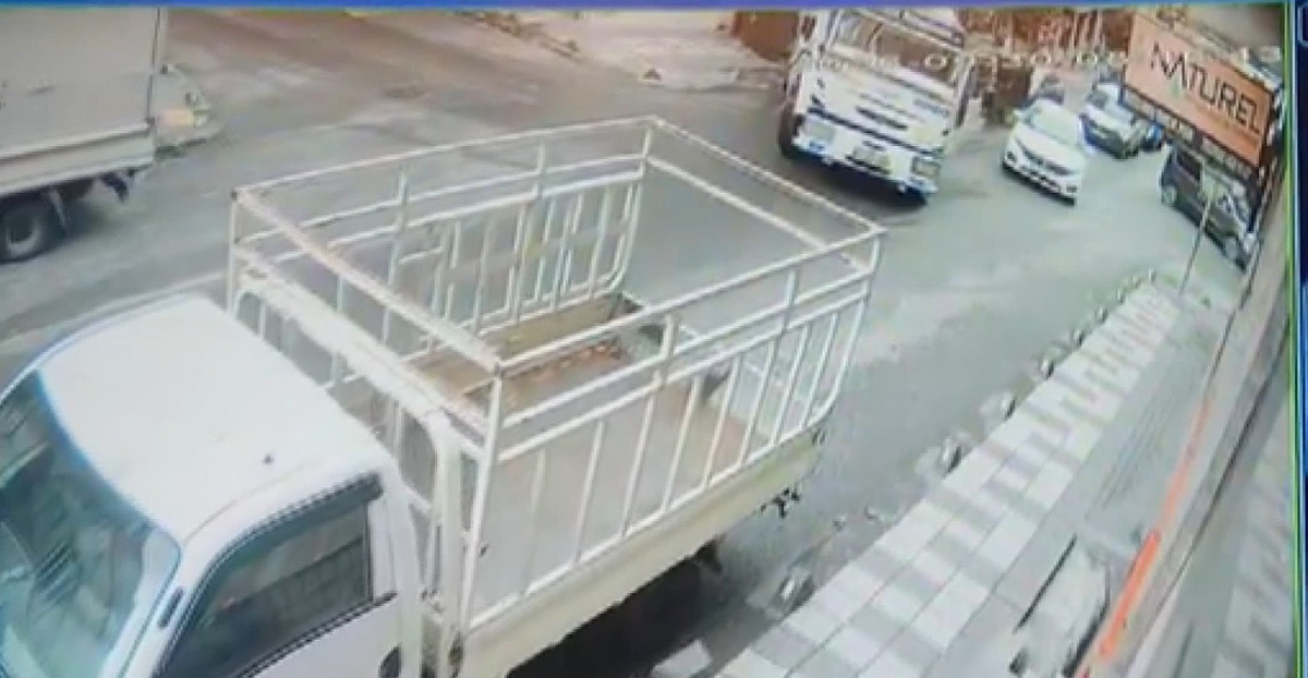 Bağcılar’da yokuştan kayan su tankeri otomobile ve elektrik direğine çarparak durabildi