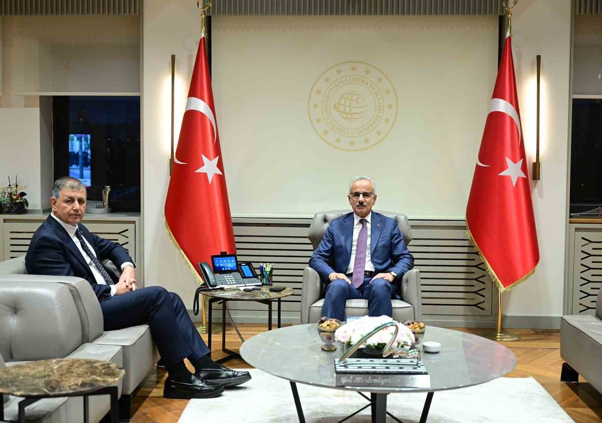 Bakan Uraloğlu, İzmir Büyükşehir Belediye Başkanı Tugay ile ulaşım gündemini görüştü