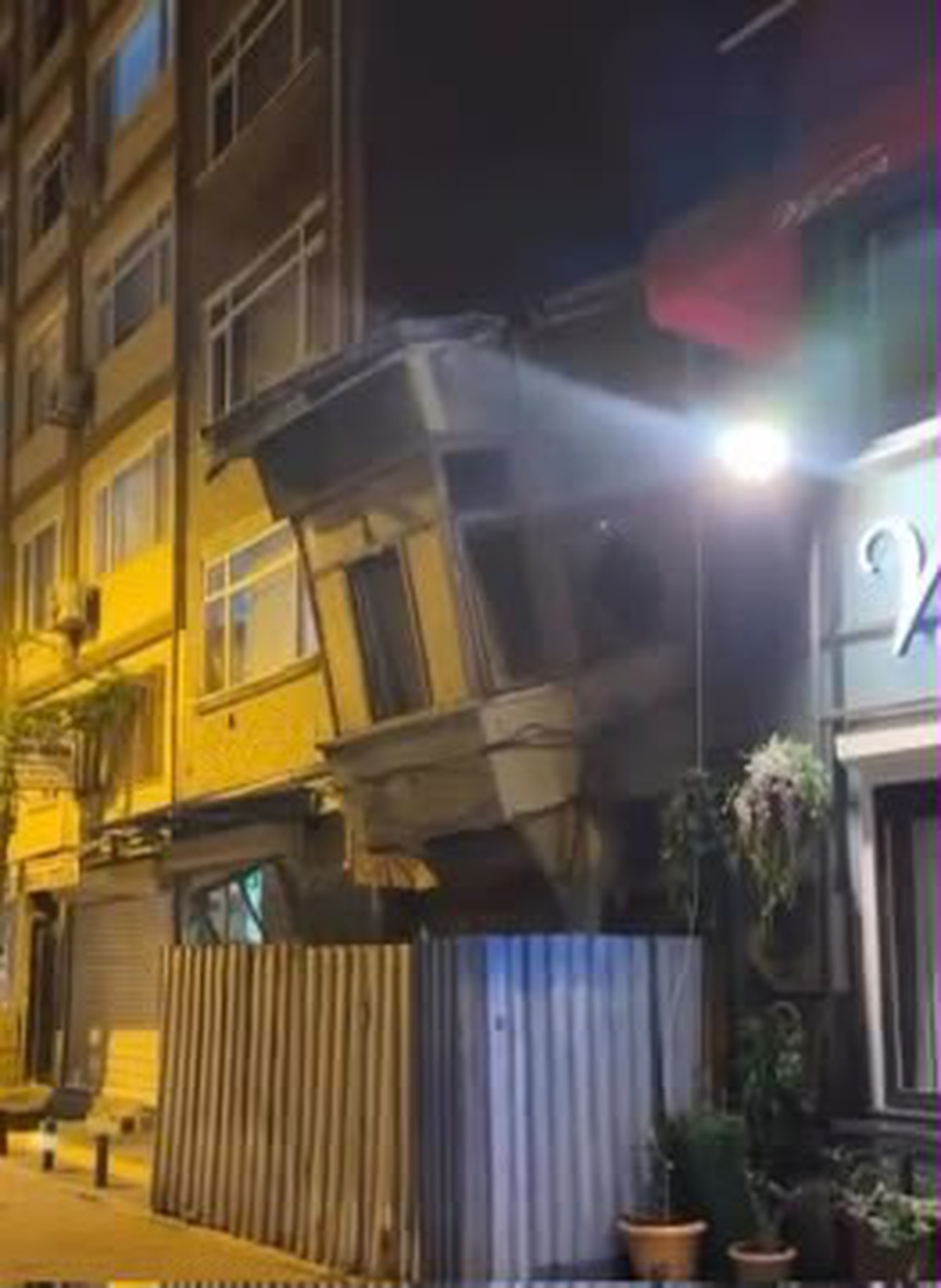 Bakırköy\'de metruk binanın 2\'nci katı sokağa yıkıldı, içeride kimse yoktu