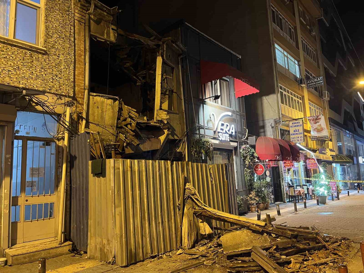 Bakırköy\'de metruk binanın üst katı çöktü, o an cep telefonu kamerasına yansıdı