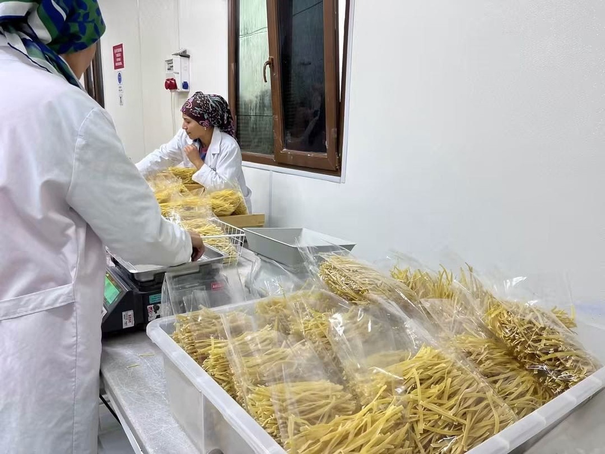 İl Tarım Müdürü Düzgün ve Manyas Kaymakamı Bayram, Kulak\'taki makarna işletmesini gezdi