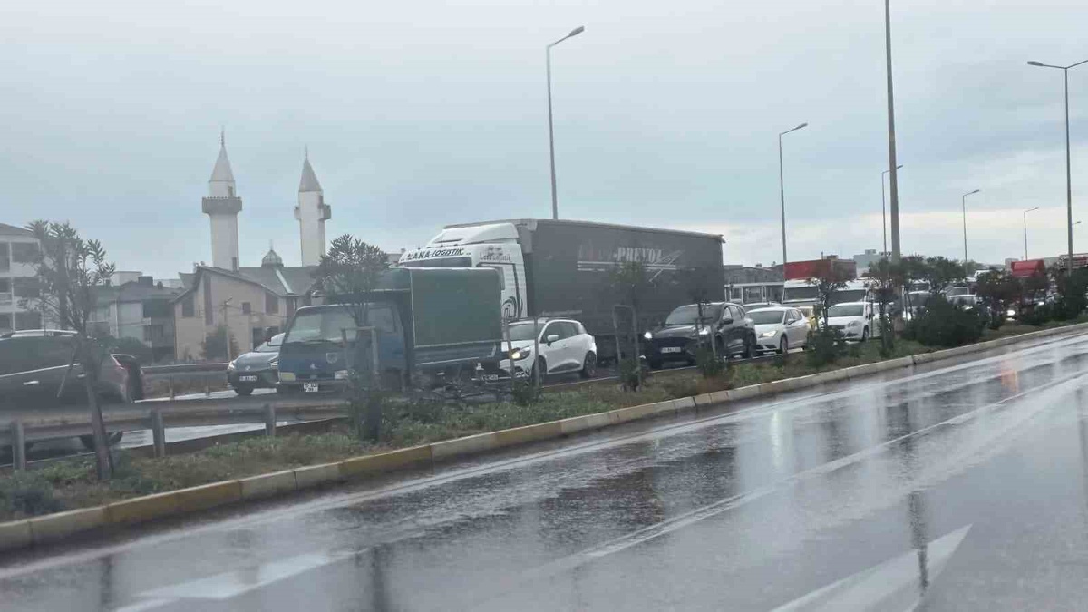 Bandırma\'da rüzgar gülü taşıyan araca çarpan otomobilde 2\'si çocuk 4 kişi yaralandı