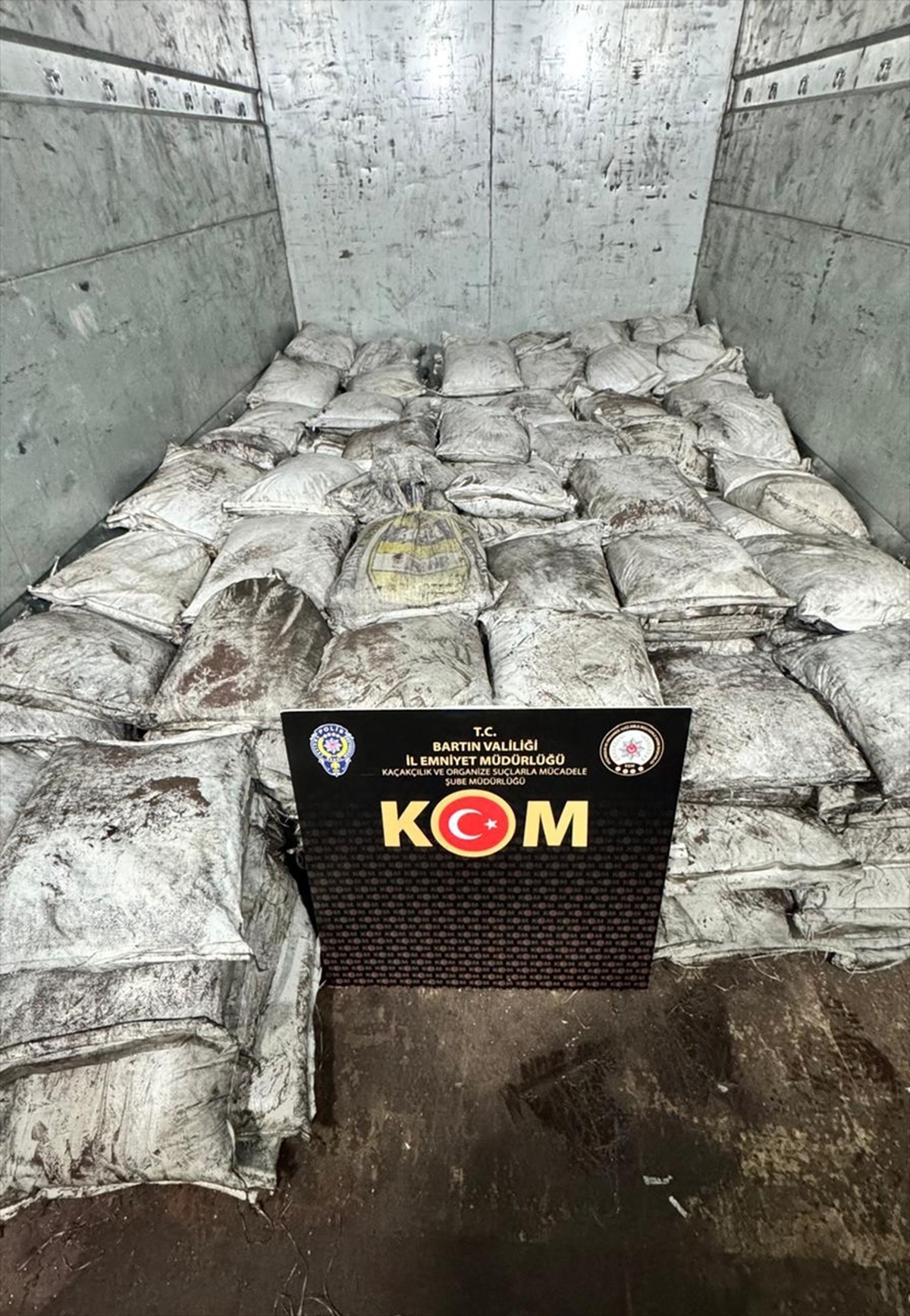 Bartın\'da 8 ton titanyum olduğu değerlendirilen madde ele geçirildi, 3 şüpheli gözaltında