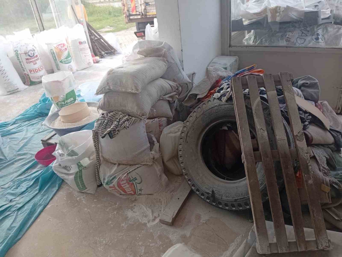 Bartın\'da zabıta 7.5 ton böceklenmiş unu imha etti, iş yerini mühürledi
