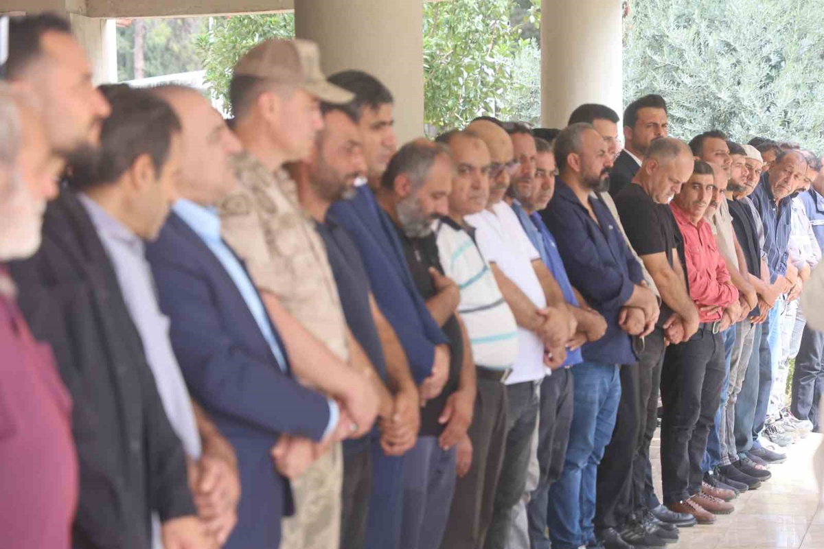 Mersin\'e seyrederken batan gemide kaybolan 6 yaşındaki çocuk Reyhanlı\'da defnedildi