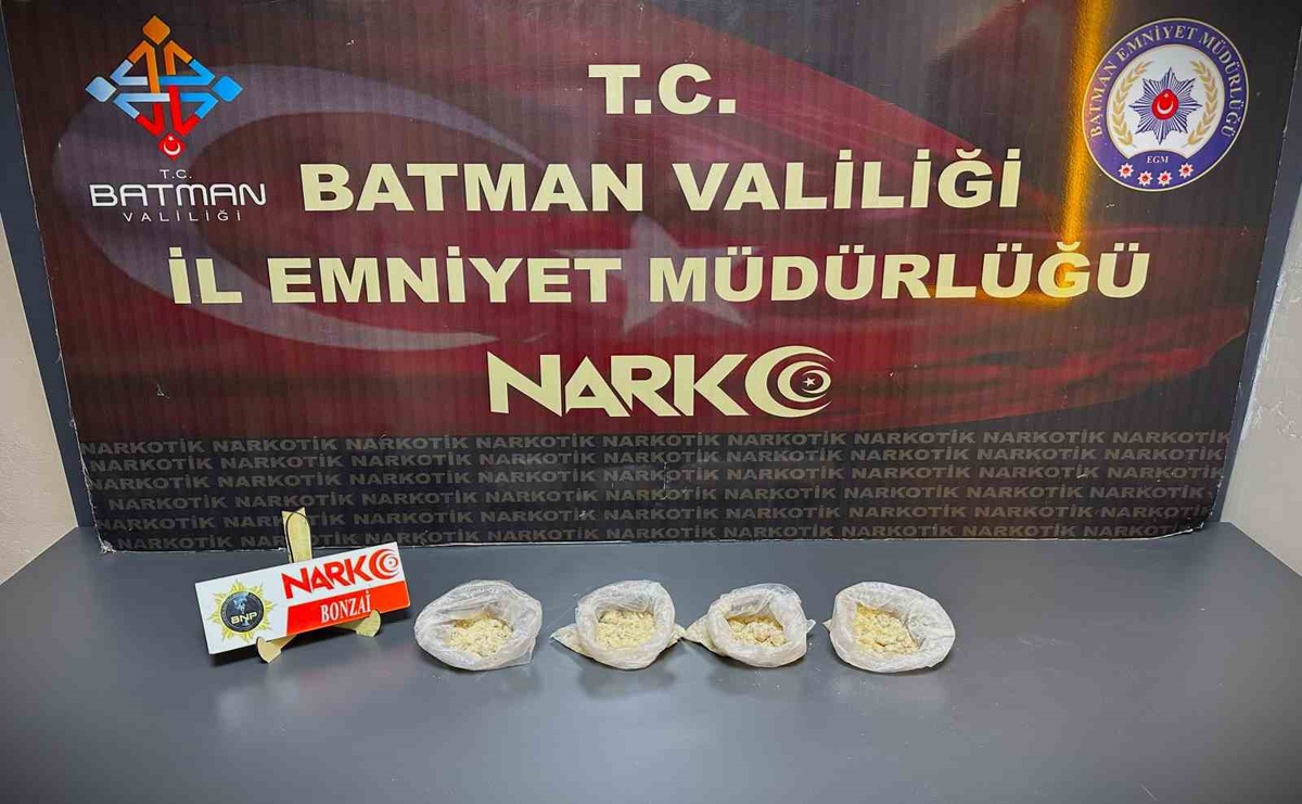 Batman\'da araçta 400 gram sentetik kannabinoid bulundu, 2 şüpheliden biri tutuklandı