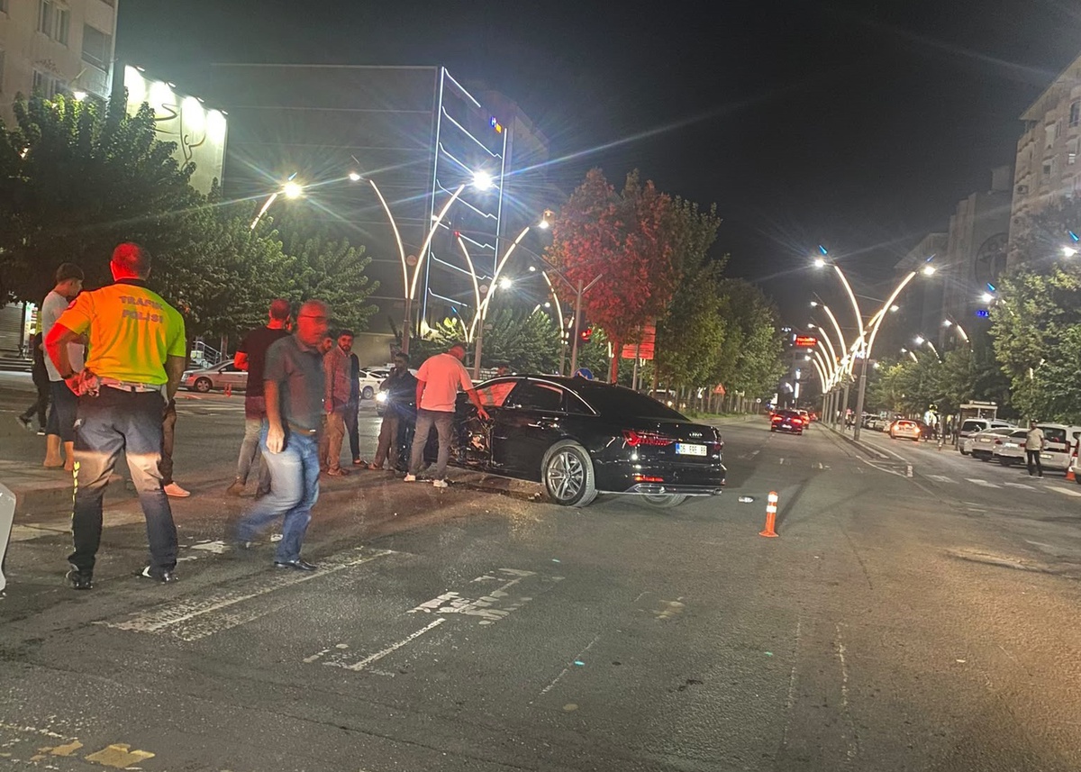 Batman\'da Turgut Özal Caddesi\'nde çarpışan iki otomobilde 2 kişi yaralandı