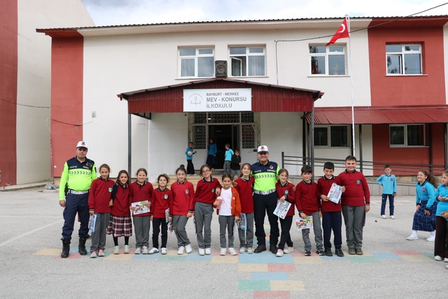 Bayburt'ta jandarma, Konursu Köyü İlkokulunda trafik güvenliği eğitimi verdi