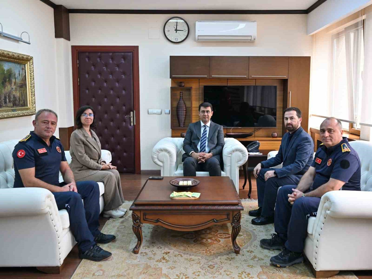 Belediye Başkan Vekili Özkan ve itfaiyeciler Uşak Valisi Kartal\'ı ziyaret etti