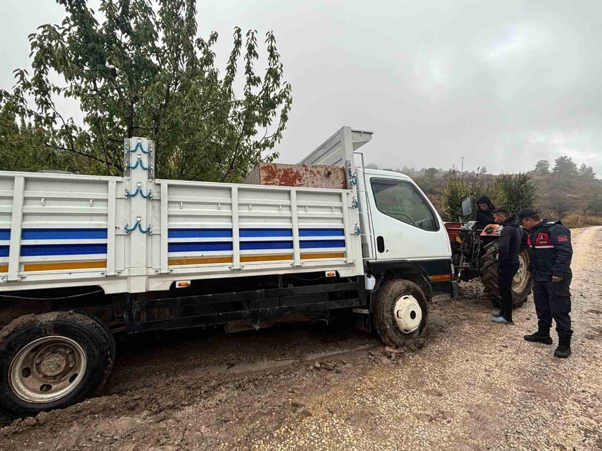 Bilecik İnhisar\'da çamura saplanan kamyonet jandarma traktörüyle çıkarıldı