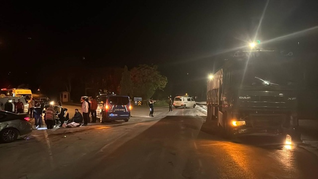 Bilecik Osmaneli'de tıra çarpan otomobildeki 5 kişi yaralandı, hayati tehlikeleri yok
