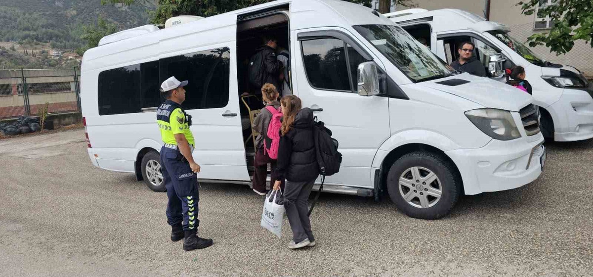 Bilecik\'te jandarma, il genelinde okul çevresi denetimini 80 personelle yaptı
