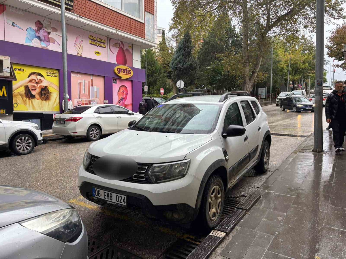 Bilecik\'te minibüs durağına ters şeritten gelip park eden sürücü tepki gördü