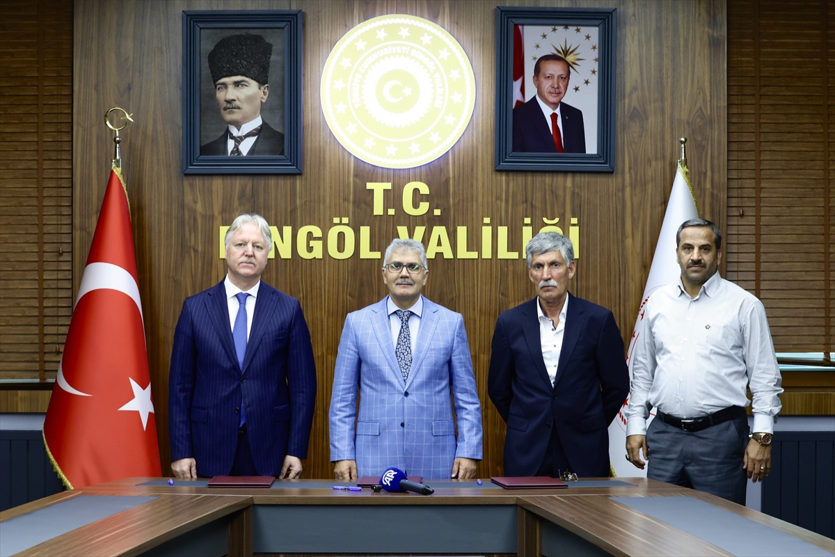 Bingöl\'de 3 okula çocuk oyun alanı ve spor tesisi için protokol imzalandı