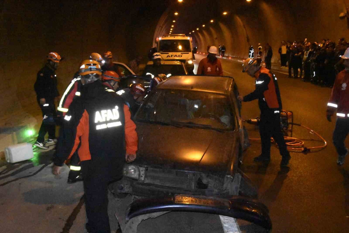 Bitlis\'te 8 Ağustos Tüneli\'nde kaza tatbikatında yaralılar kurtarıldı