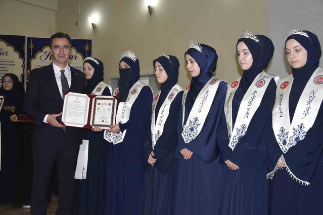 Bitlis'te iki Kur'an kursunda eğitimlerini tamamlayan 86 hafize icazet aldı