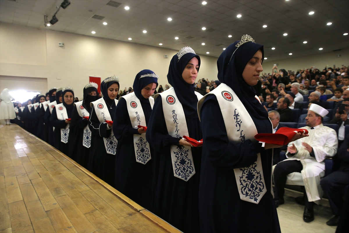 Bitlis Belediyesi Kültür Merkezi\'nde 86 hafize için icazet töreni düzenlendi